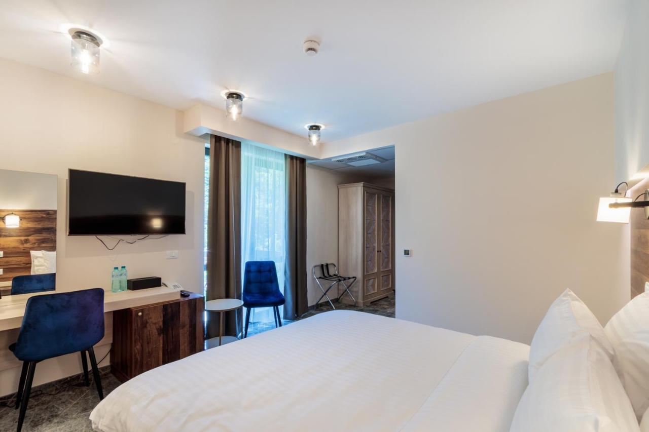 Hotel River & 3*