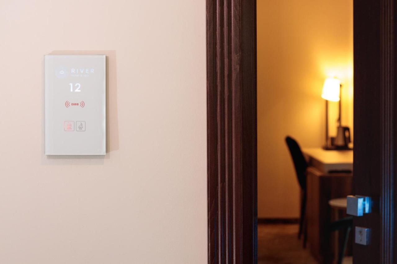 Hotel River &