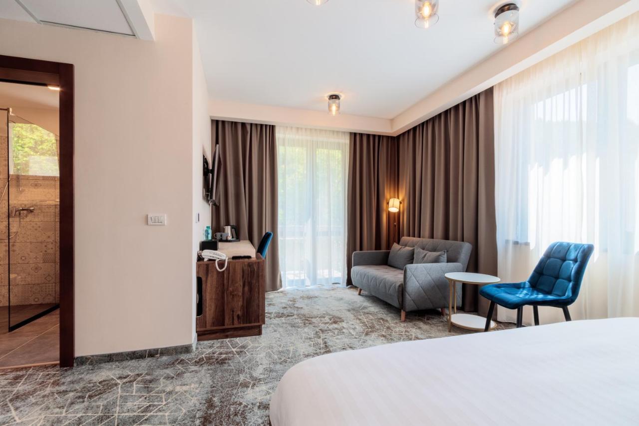 Hotel River & 3*
