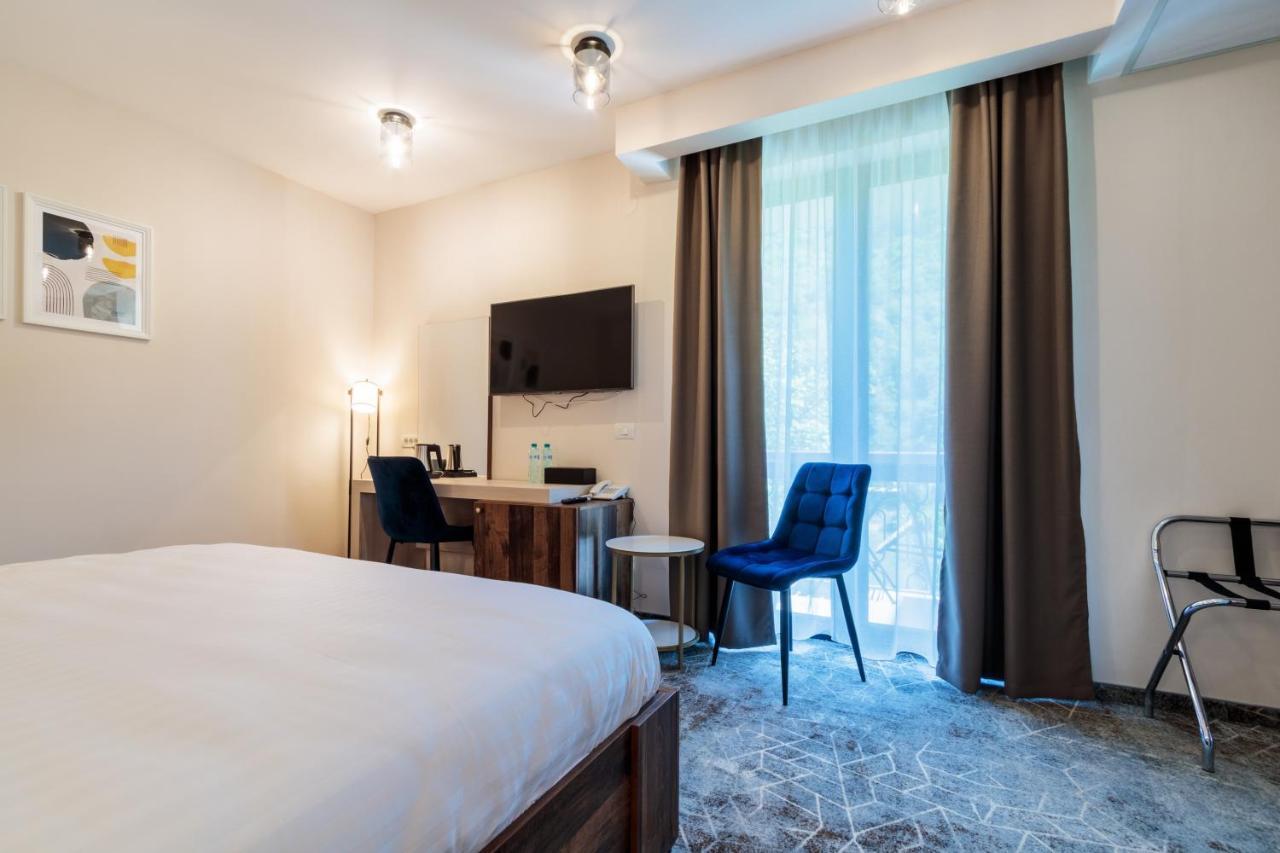 Hotel River & 3*