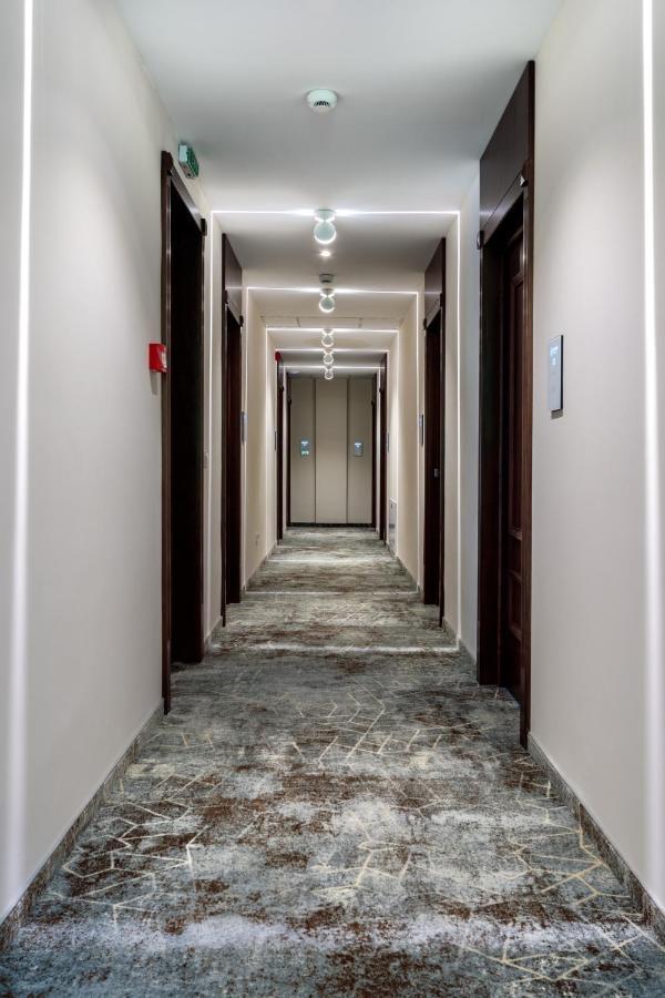 Hotel River &