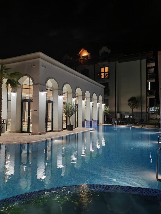 Hotel River &